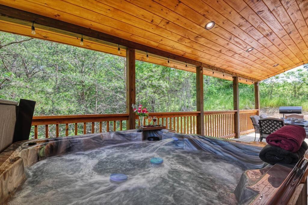 Adventure Retreat/Cabin/Pool+Hot Tub/Game Room+Theater Sevierville Exterior foto