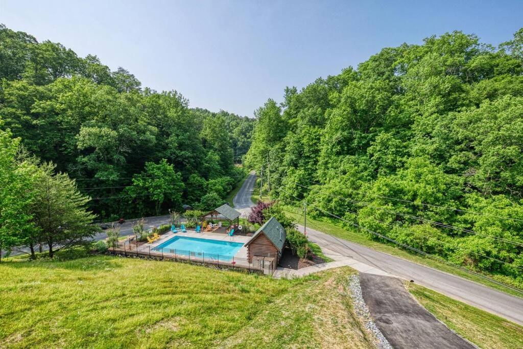 Adventure Retreat/Cabin/Pool+Hot Tub/Game Room+Theater Sevierville Exterior foto